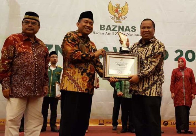 Komit pada Zakat, Bupati Meranti Raih Anugerah BAZNAS Award 2018