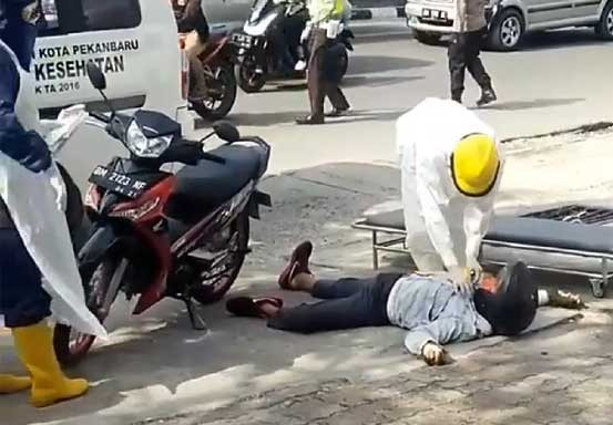 Heboh, Pengendara Sepeda Motor Tergeletak di Pinggir Jalan Tuanku Tambusai Dievakuasi Petugas Berpakaian APD Lengkap