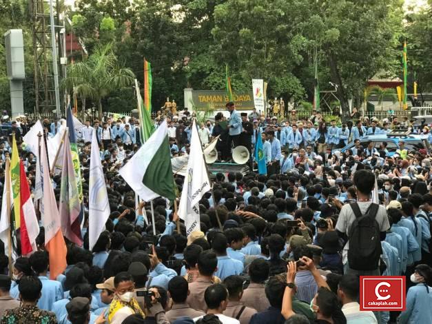 Ketika Mahasiswa Paksa Ketua DPRD Riau Masuk Kerumunan Massa Unjukrasa