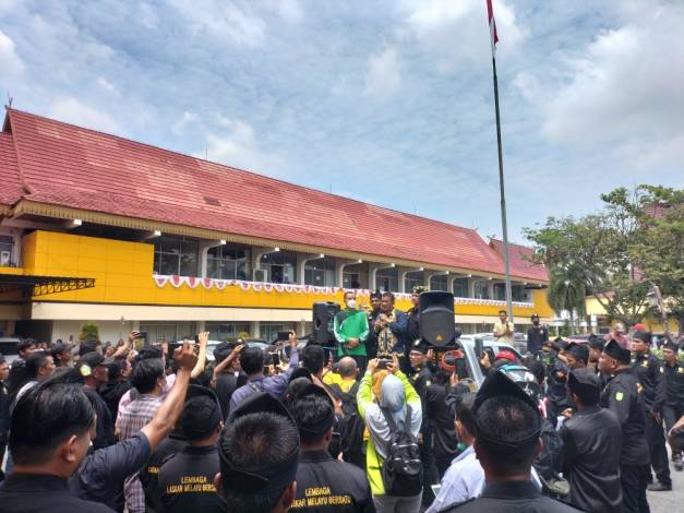 Demo di Disdik Riau terkait PPDB, Massa Minta Gubernur Pecat Kabid SMA Aristo