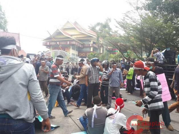 4 Bulan Tak Digaji, Ratusan Karyawan PT Ricry Unjukrasa di DPRD Riau