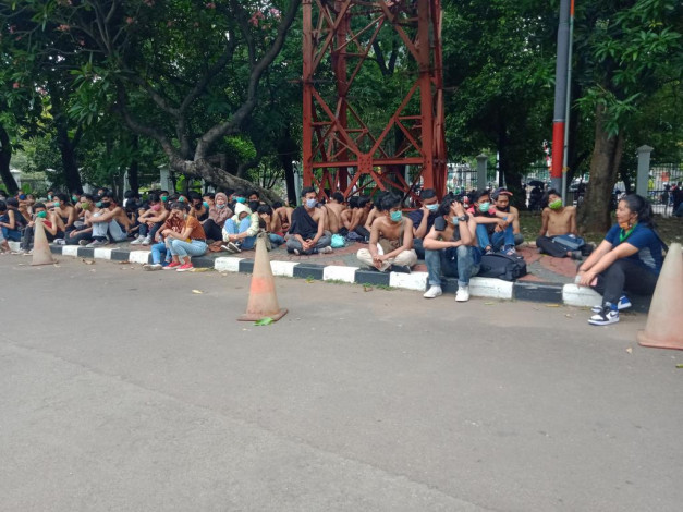 Massa Tolak Omnibus Law Bentrok Saat Dihadang Polisi Menuju Istana Negara, 150 Orang Diamankan