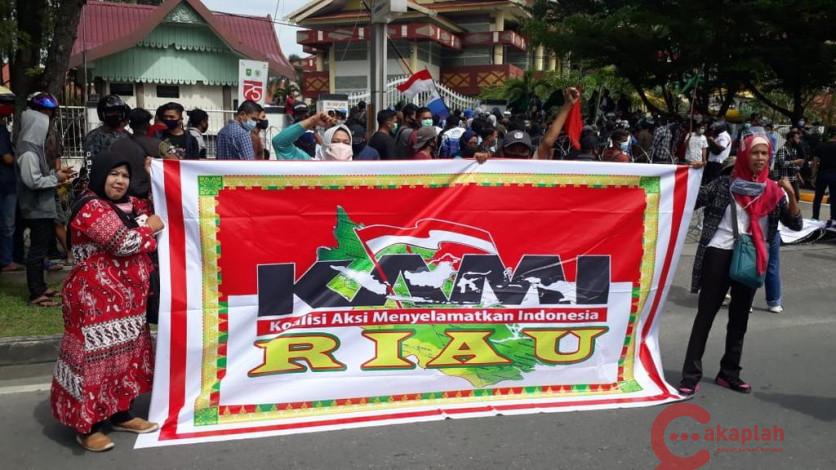 Spanduk KAMI Riau Terbentang di Demo Gabungan Tolak UU Cipta Kerja