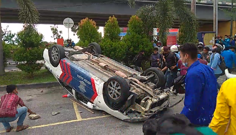 Satu Mobil Polisi Jadi Sasaran Amukan Massa di Pekanbaru