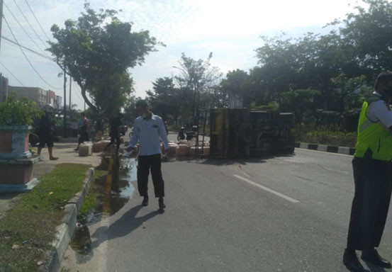 Truk Pengangkut Minyak Goreng Terguling di Jalan Arifin Ahmad