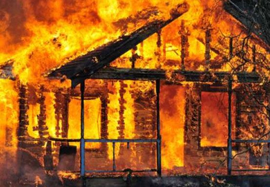 Niat Mengusir Ular Pakai Asap, Rumah Seharga Rp 14 M Malah Terbakar