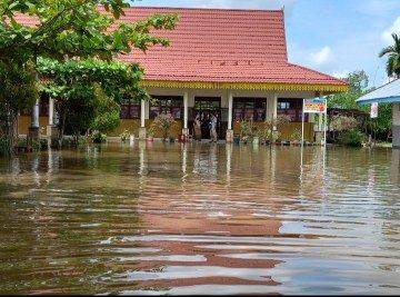 21 Sekolah di Riau Terendam Banjir, Siswa Belajar Daring