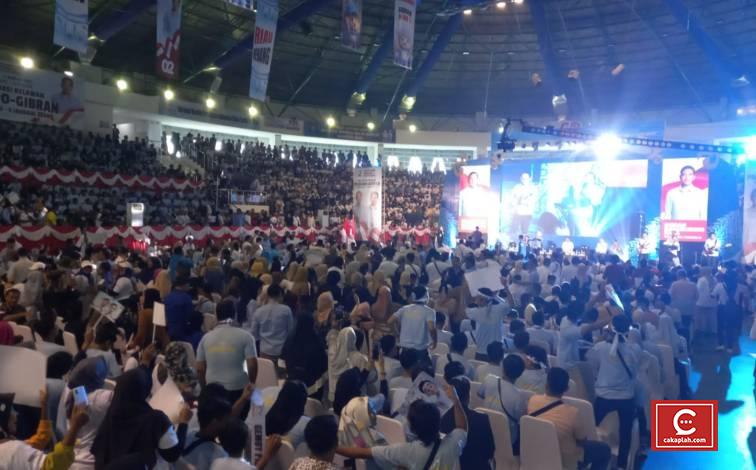 Menunggu Kedatangan Prabowo, Ribuan Relawan Bernyanyi di GOR Remaja Pekanbaru