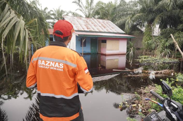 Puluhan Rumah Terendam Banjir, Pemkab dan Baznas Siak Salurkan Sembako dan Makanan Siap Saji