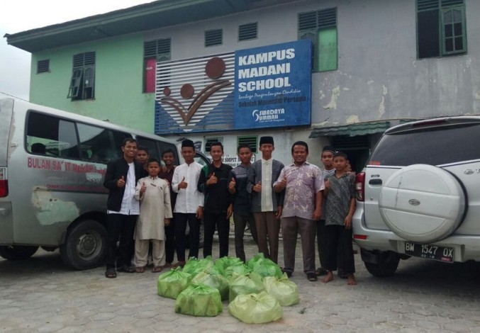 WAG Shodaqoh Jumat Bagi-bagi Nasi Bungkus di Pekanbaru