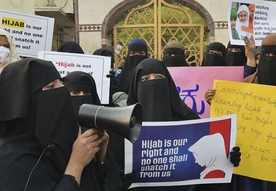 Dilarang Masuk karena Pakai Hijab, Siswi India Belajar di Luar Sekolah