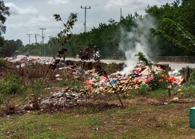 Meski Dilarang, Warga Tetap Buang Sampah di Jalan Nelayan Selatpanjang