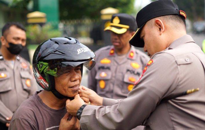 Polisi Juga Bagi-bagi Helm ke Pengendara saat Ops Keselamatan Lancang Kuning 2023