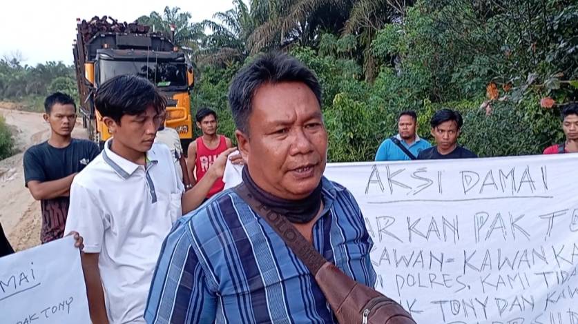 Warga di Siak Demo Blokade Jalan, Mobil Angkut Kayu Akasia Terpaksa Mandek