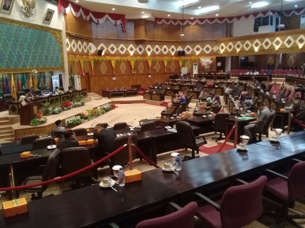 Paripurna DPRD Riau Diwarnai Aksi Protes Ketua-Ketua Fraksi