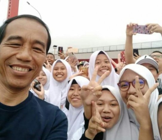 Selfie Bareng Jokowi, Warga Malah Pose Dua Jari