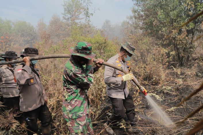 Lokasi Kebakaran di Merbau Meranti Sulit Dijangkau, Kapolda Riau Terpaksa Menyusuri Sungai