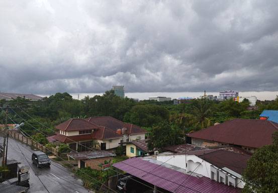 Hujan Disertai Petir dan Angin Kencang akan Mengguyur Riau