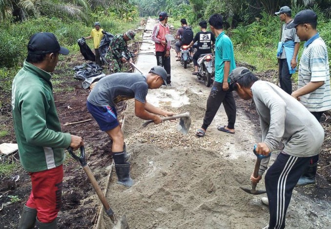 TNI-Polri dan Warga Bersinergi Membangun Jalan Penghubung Antar Desa