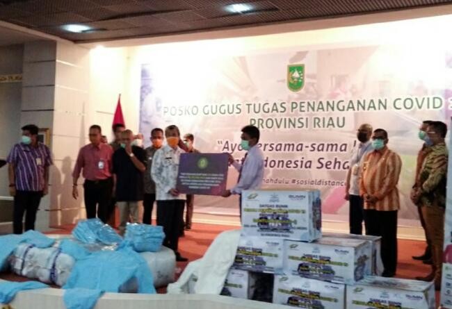 Ikut Bantu Perangi Covid-19, Perbankan di Riau Serahkan 320 APD ke Pemerintah