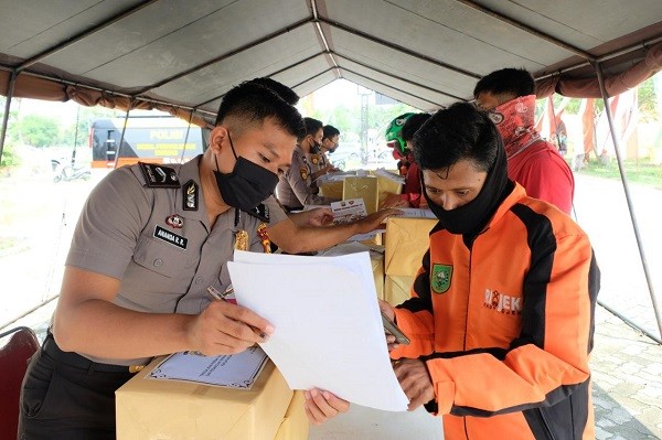 Polda Riau Gandeng Relawan Salurkan Bantuan Bagi Masyarakat Terdampak Covid-19