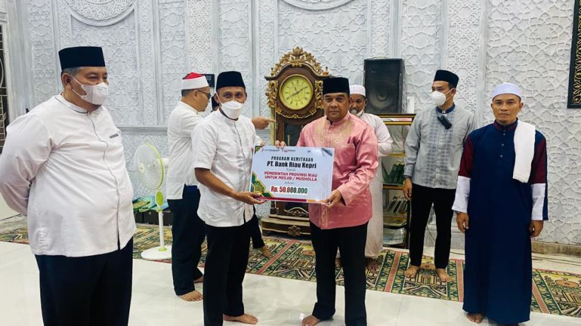 Safari Ramadan, BRK Serahkan Bantuan Masjid di Tembilahan Melalui Program CSR