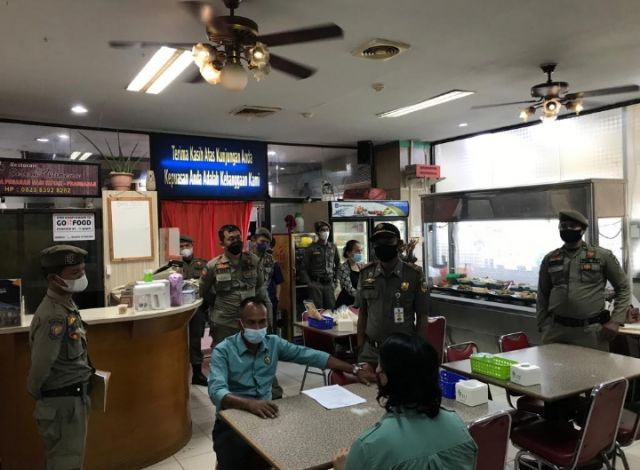 Razia Satpol PP Pekanbaru Sejumlah Rumah Makan dan Kedai Kopi Diberi Surat Teguran, 5 Kursi Disita