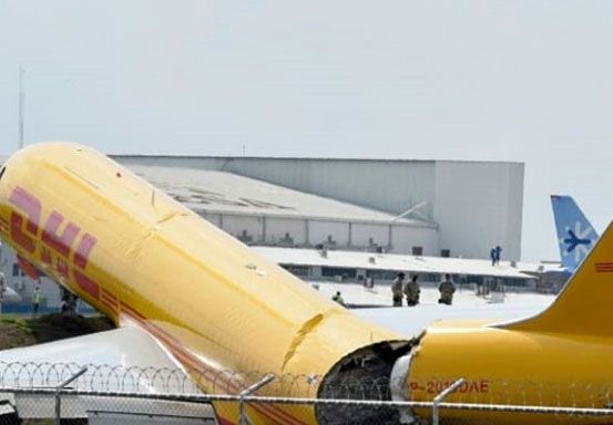 Pesawat Boeing Milik DHL Patah Jadi Dua Saat Pendaratan Darurat