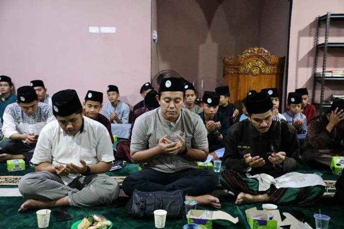 Relawan Santri Dukung GanjarPeringati Nuzulul Quran dengan Berbagi Kebaikan di Riau