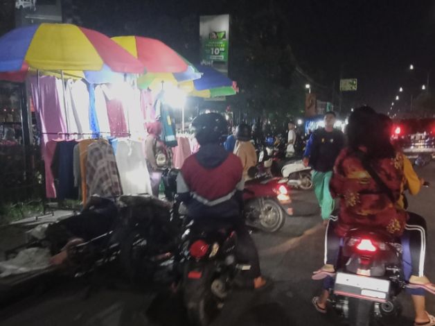 Jalan Soebrantas Panam Macet, Diperparah PKL Dadakan Berdagang di Trotoar