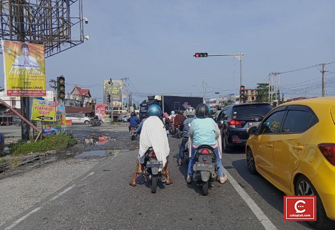 Jalan Soebrantas Pekanbaru Tak Seperti Biasa, Hanya Tersendat di Pasar Selasa