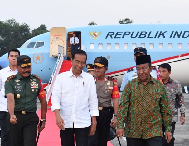 Pagi Ini Replanting Kebun Sawit di Rohil, Jokowi: Sebenarnya Ini Sudah Terlambat!