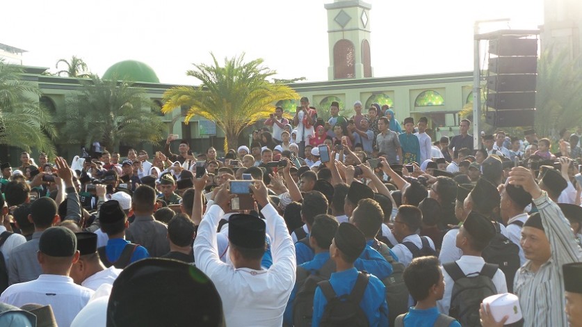 Santri dan Masyarakat Berebut Foto dengan Presiden Jokowi