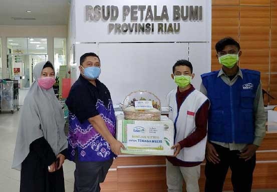 Rumah Yatim Riau Bagikan Paket Nutrisi untuk Tenaga Media di RSUD Petala Bumi
