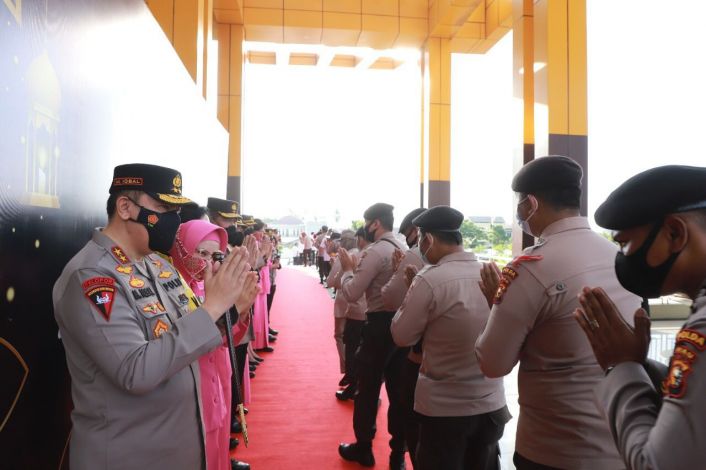 Apel Perdana Usai Cuti Lebaran Kapolda Riau Apresiasi Dedikasi dan Kinerja Polisi di Lapangan