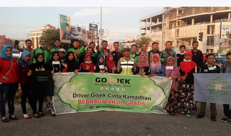 Driver Gojek Bagi-bagi Takjil Gratis di Pekanbaru