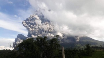 Gunung Sinabung Meletus, Tiga Kecamatan Tertutup Abu Vulkanik