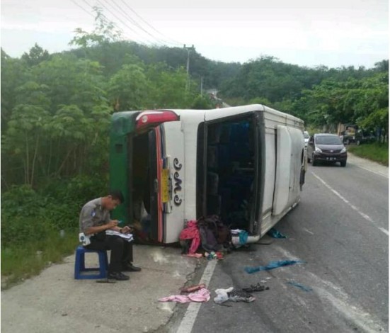 Microbus IMI Terbalik, 9 Penumpang Terluka