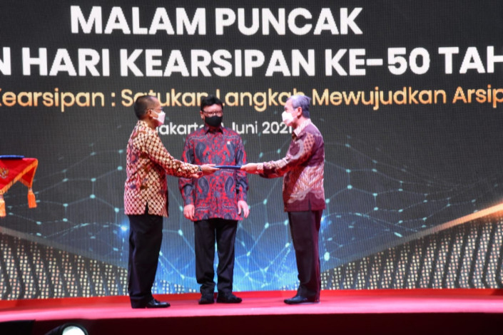 Dukung ANRI, Gubernur Riau Serahkan Sertifikat Tanah