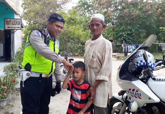 Polisi Ini Bantu Carikan Alamat Anak Panti Asuhan yang Tersesat di Jalan Sudirman