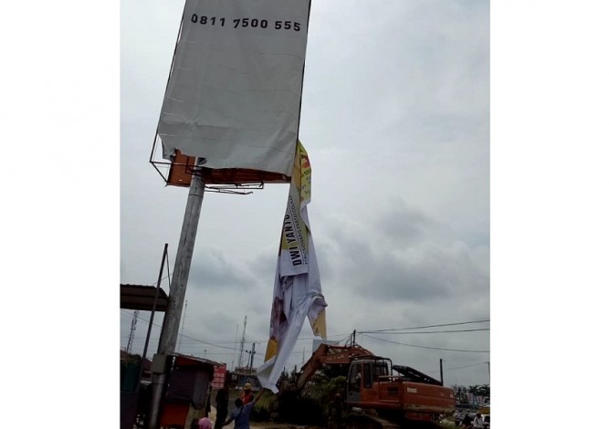Langgar Aturan, Panwascam Tampan Turunkan APS Bacaleg di Simpang Garuda Sakti