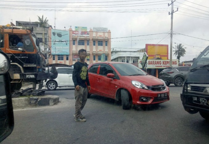 Pak Ogah Menjamur di Jalan Soebrantas, Warga Kesal