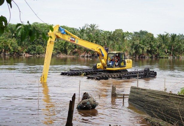 Tangani Banjir, Pemprov Turunkan Ekskavator Amfibi Normalisasi Sungai Sail Pekanbaru