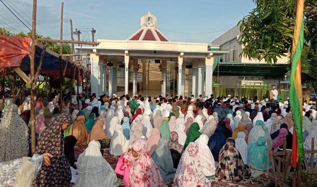 Ratusan Warga Griya Bina Widya Unri Salat Id di Musala Ibadu-r-Rahman