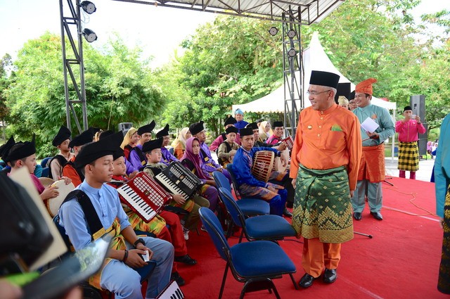 Buka Festival Permainan Rakyat, Gubri Bangga Lihat Pelajar Bermain Musik