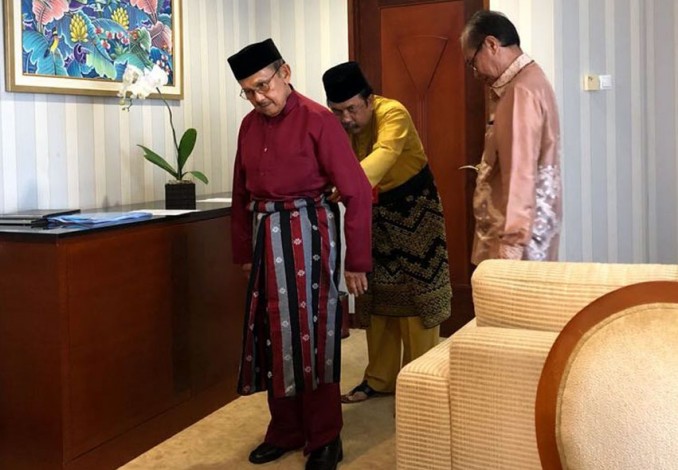 Mantan Presiden BJ Habibie: Bajunya Merah, Kok Nggak Kuning?