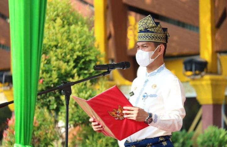 Pimpin Upacara Peringatan HUT Riau ke-65, Asisten III Bacakan Sambutan Gubernur