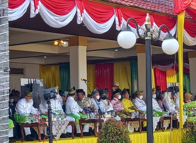 Para Mantan Gubernur Riau Duduk Berjejer dengan Gubri di Upacara HUT ke-65 Provinsi Riau