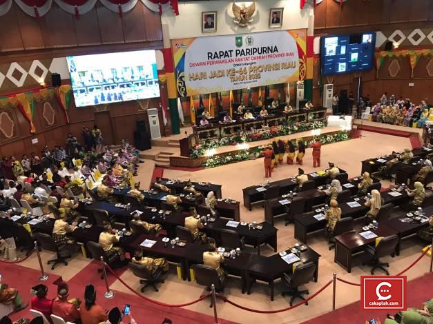 DPRD Kompak Berkostum Kuning Keemasan, Mantan Gubernur dan Ketua Dewan Hadir