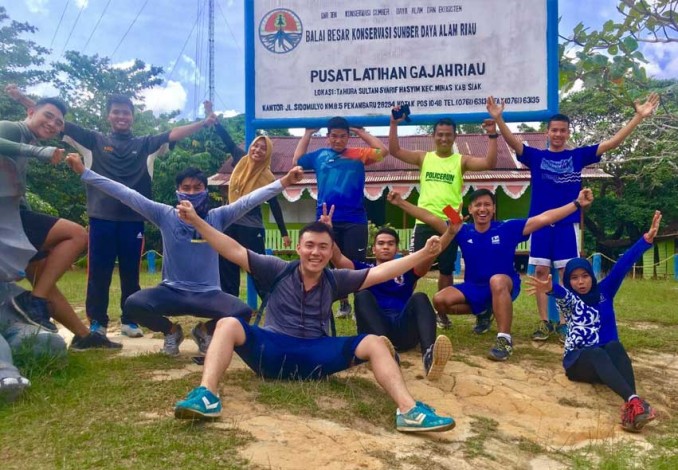 Trail Runners Pekanbaru Berlari Sambil Bermain dengan Gajah di PLG Riau
